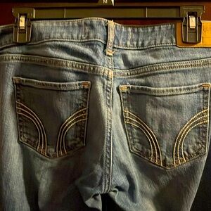 Great pair of Hollister size 7, waist 28 Link 33 called Hollister skinny